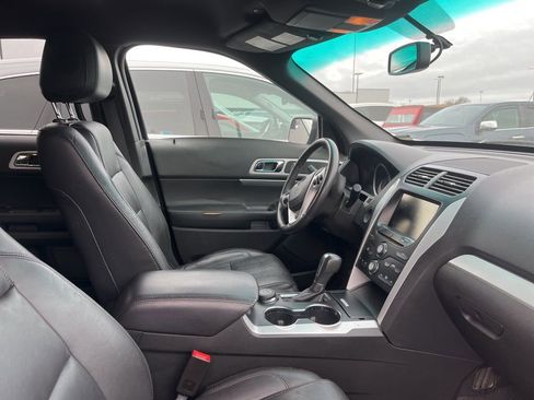 Used 2015 Ford Explorer XLT w/ Equipment Group 202B image 2