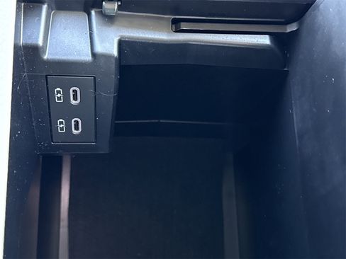 Used 2025 Toyota Sienna LE image 30