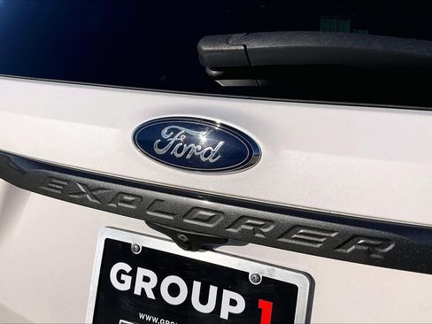 Used 2017 Ford Explorer XLT w/ Equipment Group 202A image 29