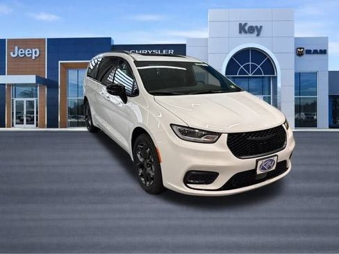 New 2026 Chrysler Pacifica Limited w/ S Appearance Package image 10