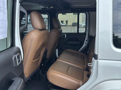 Used 2022 Jeep Wrangler Unlimited Sahara w/ Cold Weather Group AWD/4WD image 8