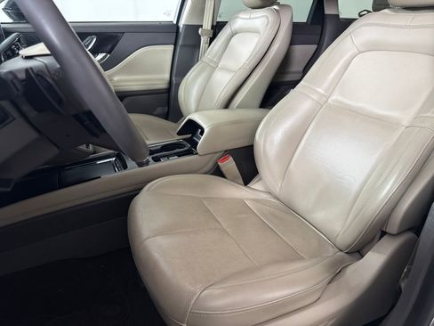 Used 2021 Lincoln Corsair Standard w/ Premium Package image 11