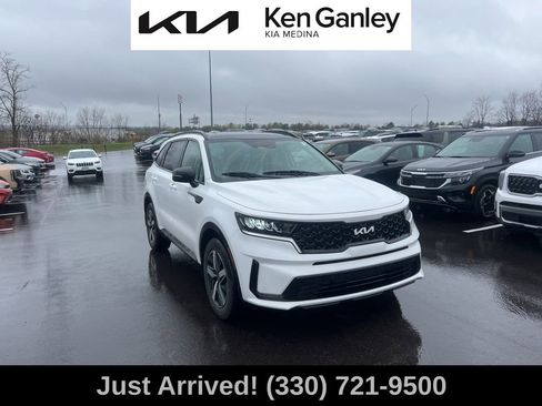 Certified 2022 Kia Sorento S w/ Panoramic Sunroof Package image 3