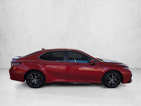 Used 2022 Toyota Camry SE image 4