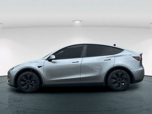 Used 2025 Tesla Model Y Long Range RWD image 3