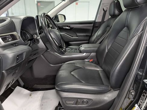 Used 2021 Toyota Highlander XLE AWD/4WD image 4