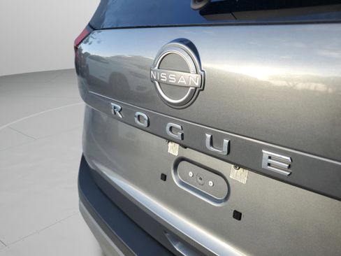 Used 2023 Nissan Rogue S image 7
