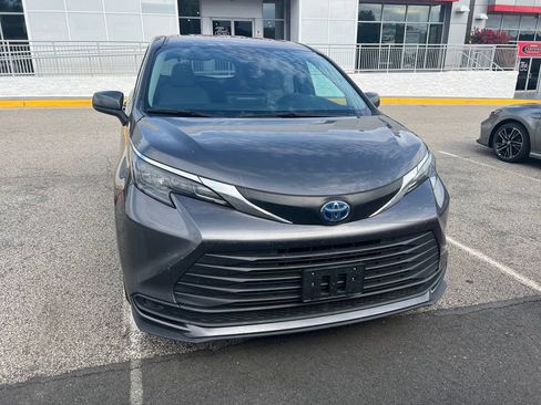 Used 2025 Toyota Sienna LE FWD image 2