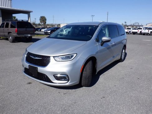 Used 2023 Chrysler Pacifica Touring-L image 21