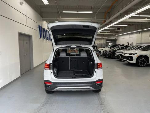 Used 2024 Volkswagen Taos SE w/ Panoramic Sunroof Package AWD/4WD image 9