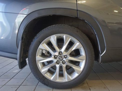 Certified 2025 Toyota Highlander Limited AWD/4WD image 31