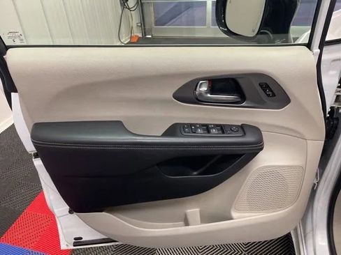 Used 2024 Chrysler Pacifica Touring-L image 8