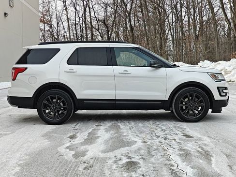 Used 2017 Ford Explorer XLT w/ Equipment Group 202A AWD/4WD image 3