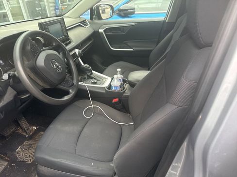 Used 2019 Toyota RAV4 LE image 9