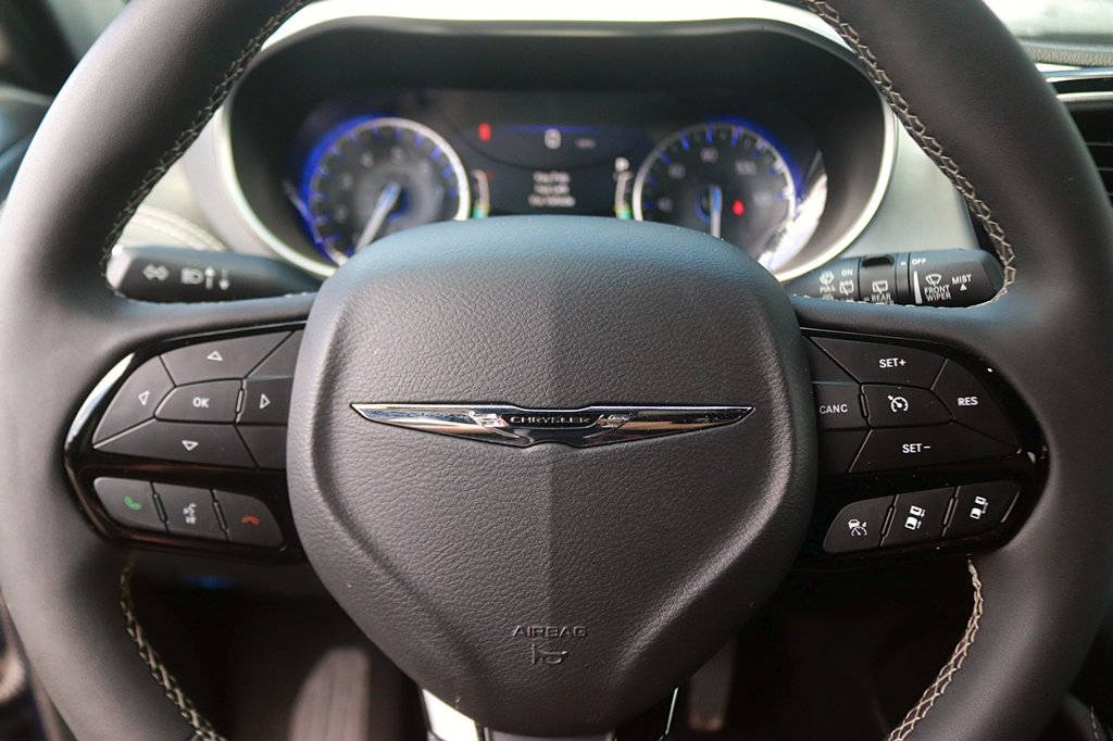 Used 2025 Chrysler Pacifica Limited FWD image 19