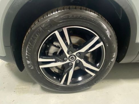 Used 2025 Volvo XC40 B5 Core image 5