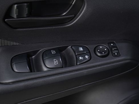 Used 2018 Nissan Kicks S image 21