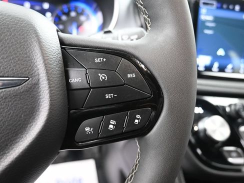 Used 2025 Chrysler Pacifica Limited FWD image 35
