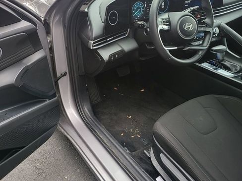 Used 2025 Hyundai Elantra SEL image 4