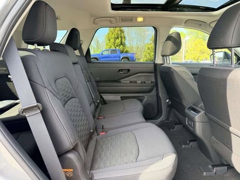 New 2026 Nissan Pathfinder SV w/ SV Premium Package AWD/4WD image 11