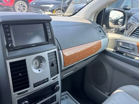 Used 2009 Chrysler Town & Country Limited w/ Entertainment Group #3 FWD image 25