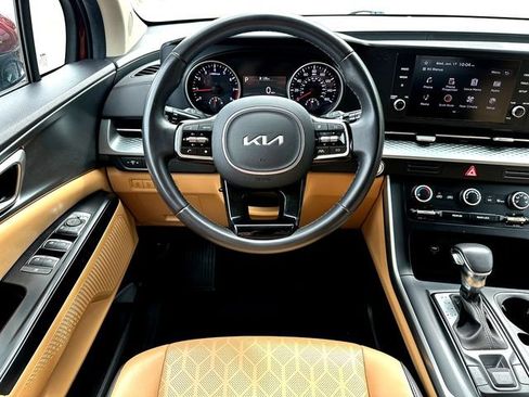 Used 2024 Kia Carnival LX FWD image 22