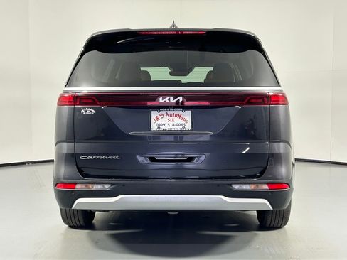 Used 2022 Kia Carnival LX image 6