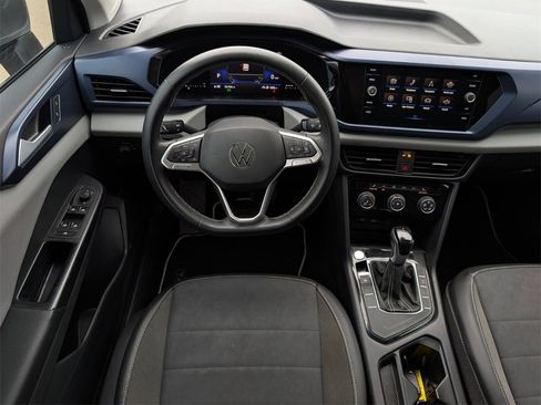 Used 2023 Volkswagen Taos SE w/ Panoramic Sunroof Package image 11