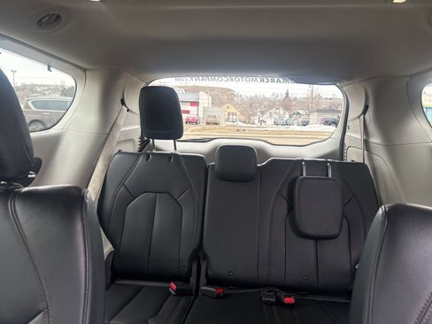 Used 2017 Chrysler Pacifica Touring-L image 13