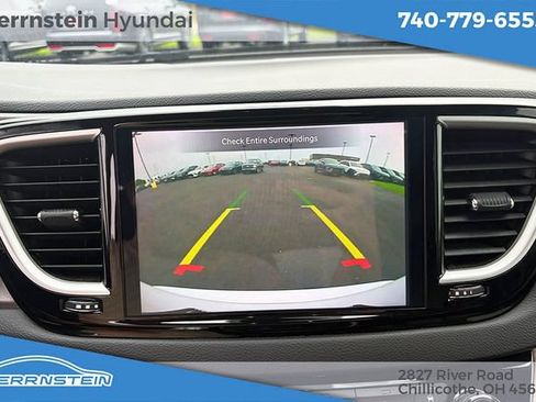 Used 2024 Chrysler Pacifica Touring-L FWD image 19