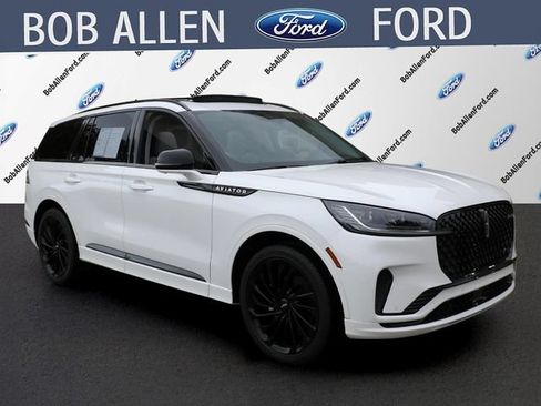 Used 2026 Lincoln Aviator Reserve AWD/4WD image 2