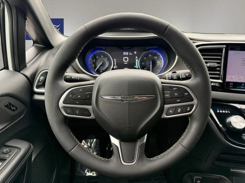 Used 2025 Chrysler Pacifica Select FWD image 16