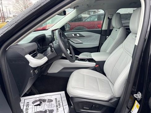 Used 2025 Ford Explorer Platinum w/ Ultimate Package image 8