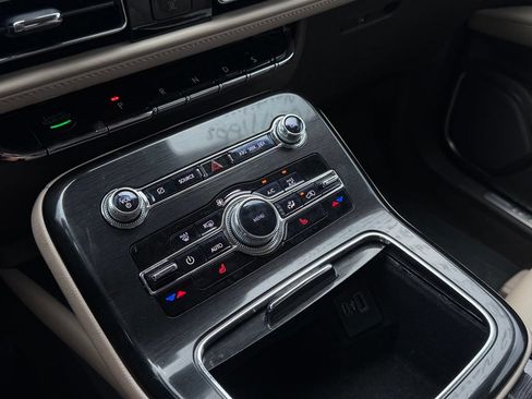 Used 2022 Lincoln Nautilus FWD w/ Premium Package image 19