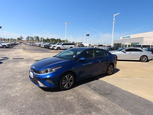 Used 2023 Kia Forte LXS image 2