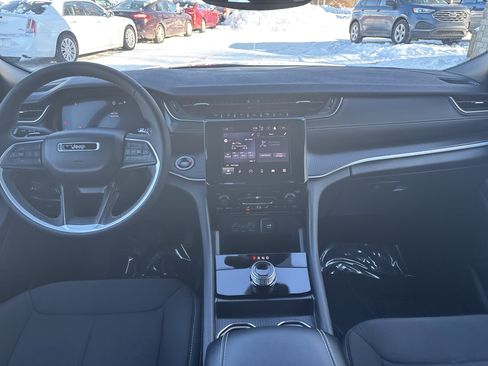 Used 2024 Jeep Grand Cherokee L Laredo image 16