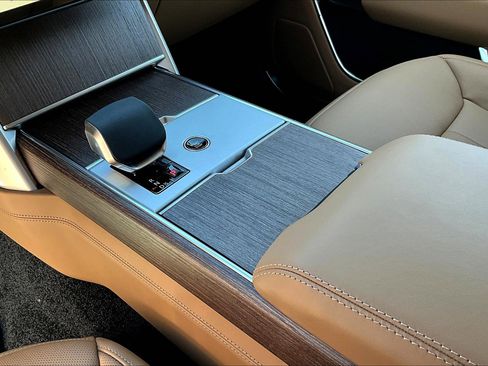 New 2025 Land Rover Range Rover SE image 9