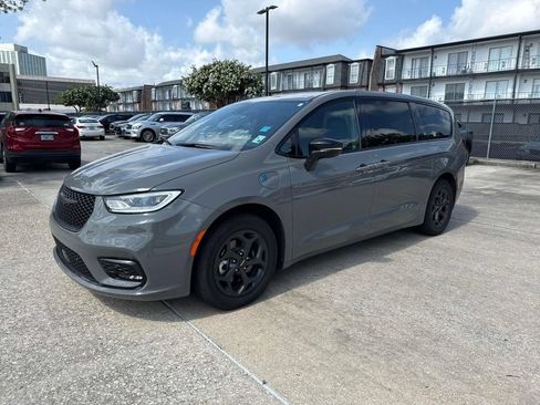 Used 2023 Chrysler Pacifica Limited w/ S Appearance Package FWD image 3