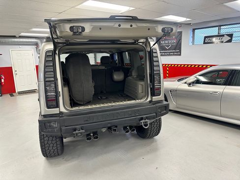 Used 2004 HUMMER H2 w/ Preferred Equipment Group image 12