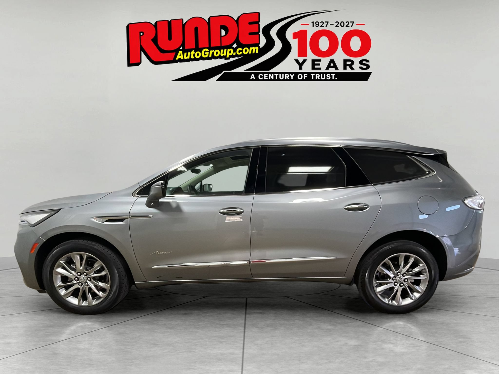 Used 2023 Buick Enclave Avenir w/ Avenir Technology Package AWD/4WD image 2