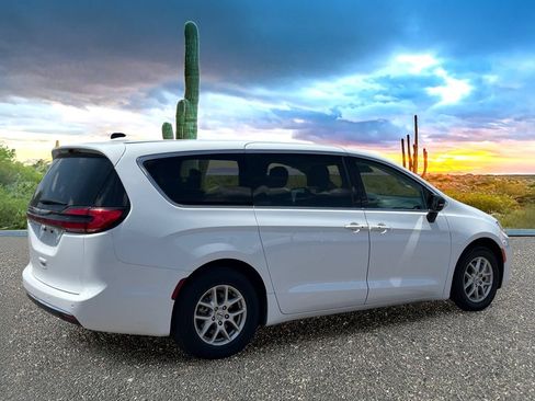 Used 2024 Chrysler Pacifica Touring-L FWD image 5