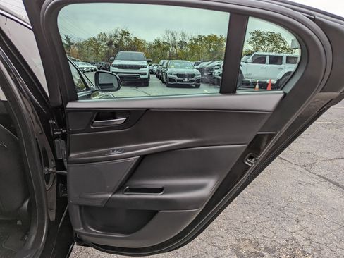 Used 2017 Jaguar XE Premium image 22