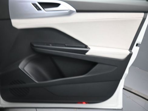 Used 2025 Volkswagen Taos SE image 28