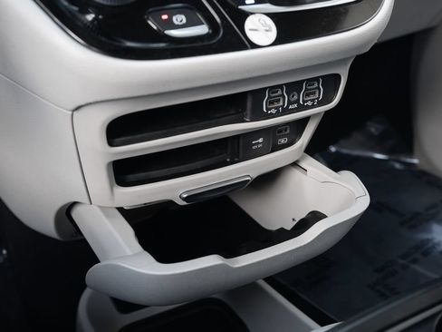 Used 2022 Chrysler Pacifica Touring-L FWD image 34