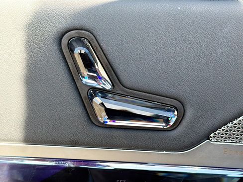 Used 2025 BMW i7 xDrive60 image 25