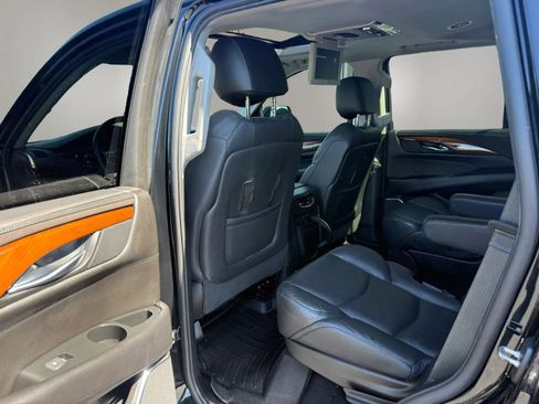 Used 2018 Cadillac Escalade Luxury AWD/4WD image 36