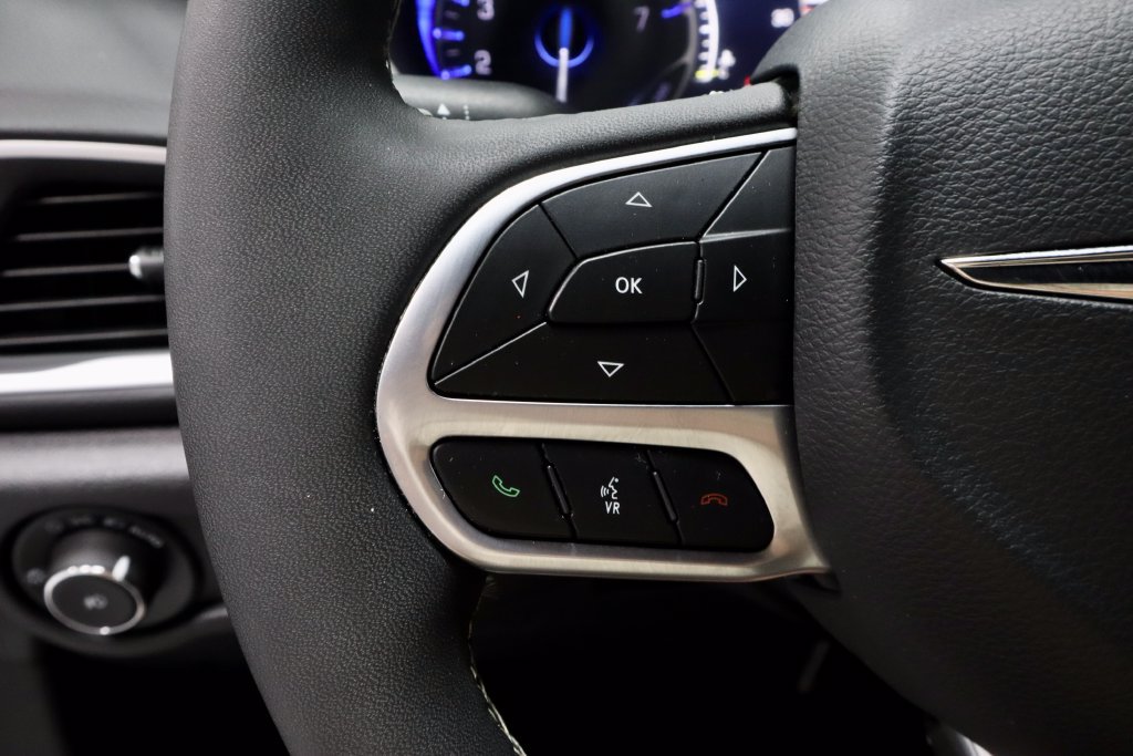 Used 2025 Chrysler Pacifica Select FWD image 26