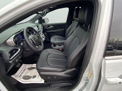 Used 2026 Chrysler Pacifica Select image 13