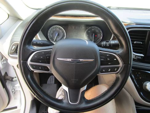 Used 2022 Chrysler Pacifica Limited FWD image 16