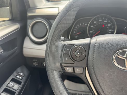 Used 2015 Toyota RAV4 LE AWD/4WD image 31
